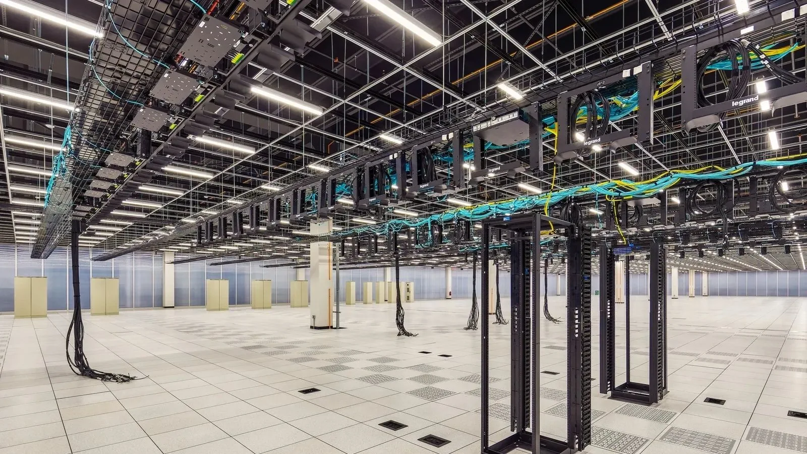 Data hall with overhead cable tray and open racks
